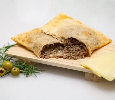 Pastel de Carne e Queijo - Pastelaria Yamada